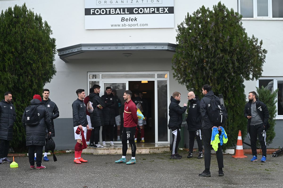 Fotbal printre căpșuni și salate! Imagini inedite din dronă: ce se afla lângă terenul de joc al Rapidului