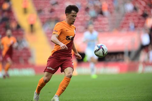 Olimpiu Moruțan (23 de ani, mijlocaș ofensiv) a crescut la juniorii lui U Cluj, dar „Șepcile roșii” nu beneficiază de compensația de solidaritate cuvenită din transferul mijlocașului de la FCSB la Galatasaray, perfectat în august 2021.