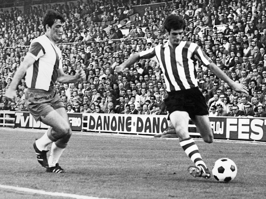 Rojo (dreapta), al doilea cel mai folosit jucător din istoria lui Athletic Bilbao Txetxu, leul
