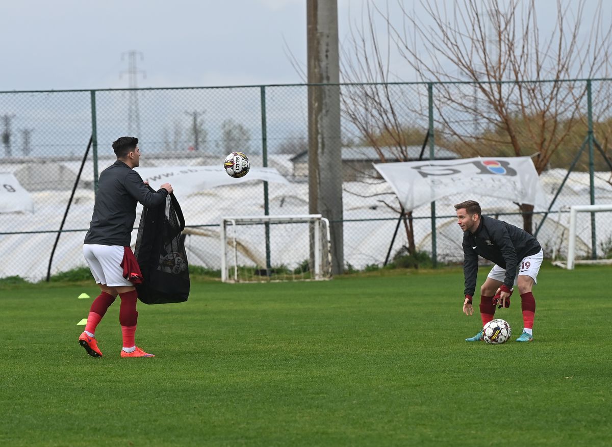 Fotbal printre căpșuni și salate! Imagini inedite din dronă: ce se afla lângă terenul de joc al Rapidului