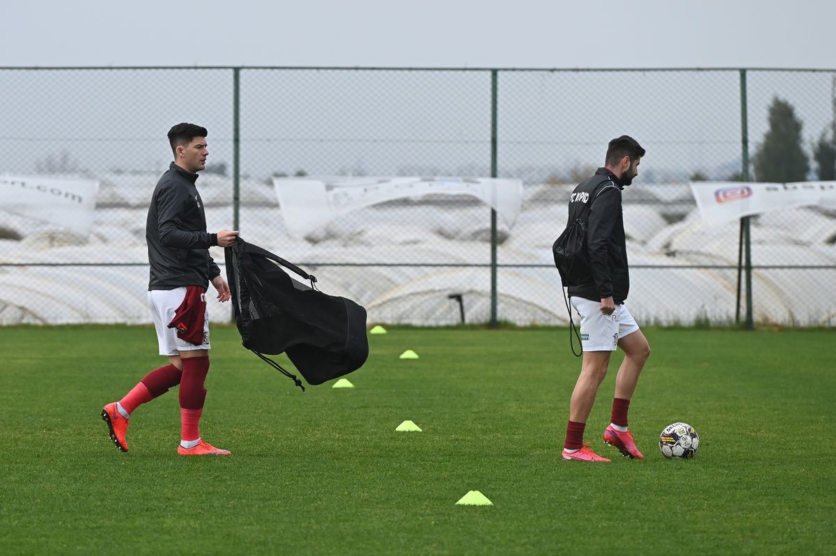 Fotbal printre căpșuni și salate! Imagini inedite din dronă: ce se afla lângă terenul de joc al Rapidului