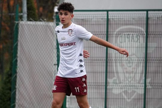 Fiul lui Claudiu Niculescu (47 de ani) și al Dianei Munteanu (45 de ani), David, face ravagii la marea rivală a lui Dinamo, Rapid. Tatăl lui a scris istorie în tricoul alb-roșu, pe care l-a îmbrăcat timp de 7 sezoane.