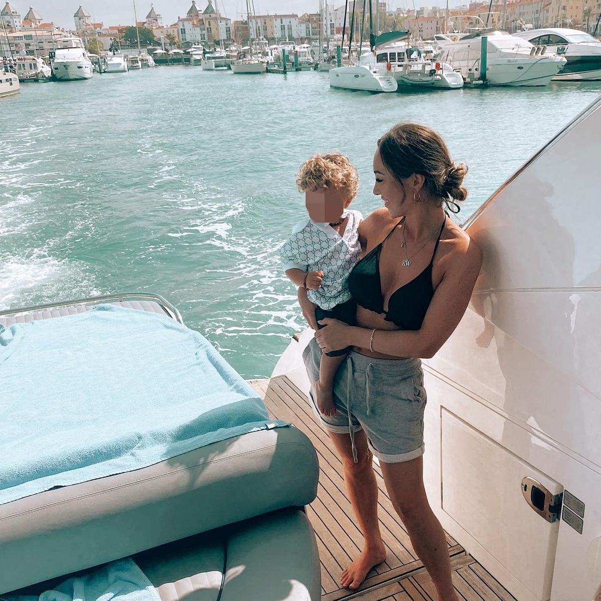 Evacuat din vila conjugală de soție, fotbalistul multimilionar e nevoit să se mute la bloc, deoarece în cealaltă casă locuiește amanta