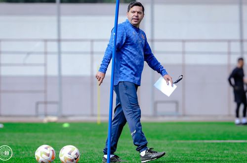 Cosmin Contra (48 de ani), antrenorul saudiților de la Damac, visează la o revenire în La Liga.