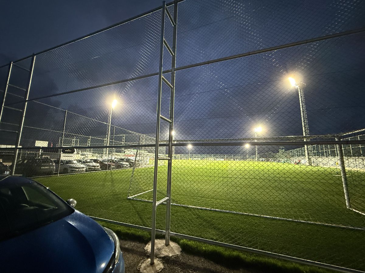 Printre gunoaie și sere abandonate » Cum arată locul unde s-a jucat ultimul amical al lui Dinamo din Turcia