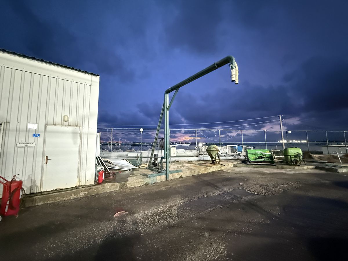 Printre gunoaie și sere abandonate » Cum arată locul unde s-a jucat ultimul amical al lui Dinamo din Turcia