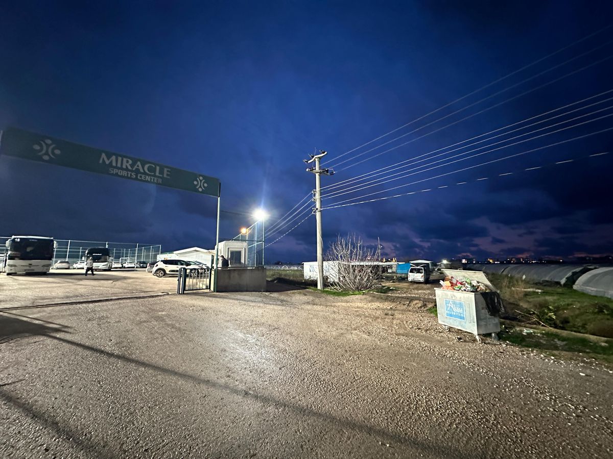 Printre gunoaie și sere abandonate » Cum arată locul unde s-a jucat ultimul amical al lui Dinamo din Turcia