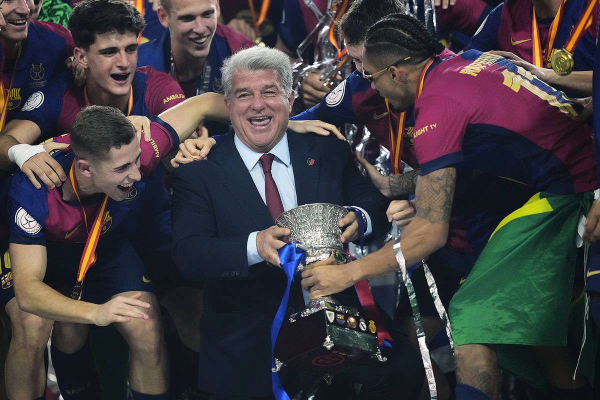 Cele mai tari imagini după El Clasico » Fotbalistul de la Barcelona care l-a făcut să râdă pe Florentino Perez + Discuție pe gazon cu Ancelotti