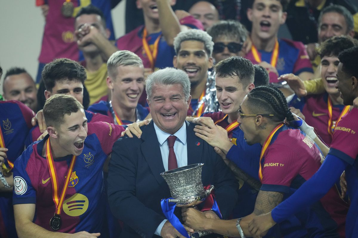 Cele mai tari imagini după El Clasico » Fotbalistul de la Barcelona care l-a făcut să râdă pe Florentino Perez + Discuție pe gazon cu Ancelotti