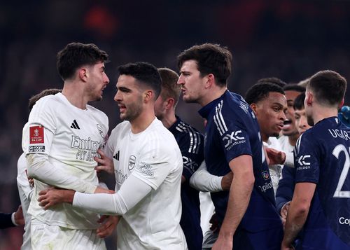Harry Maguire a sărit la Kai Havertz, care a primit penalty, fundașul lui Manchester United fiind avertizat de arbitru / Foto: Imago
