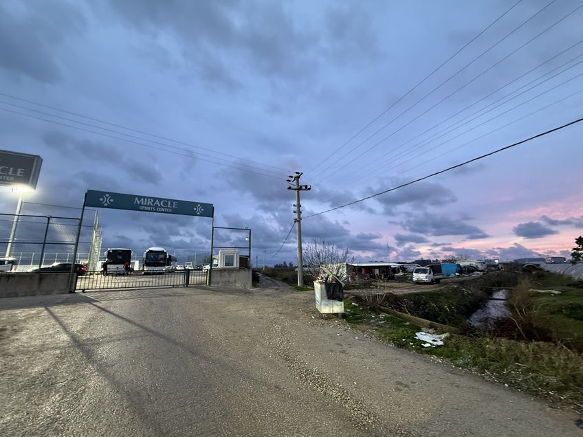 Dinamo a jucat azi ultimul amical din cantonamentul din Antalya, cu Novi Pazar. Partida s-a disputat într-un complex aflat în mijlocul câmpului, drumul până acolo fiind unul aproape imposibil de parcurs.