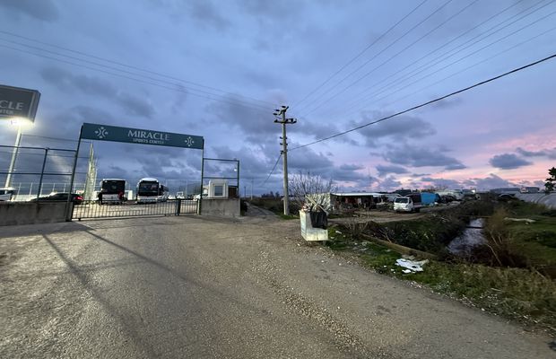 Printre gunoaie și sere abandonate » Cum arată locul unde s-a jucat ultimul amical al lui Dinamo din Turcia