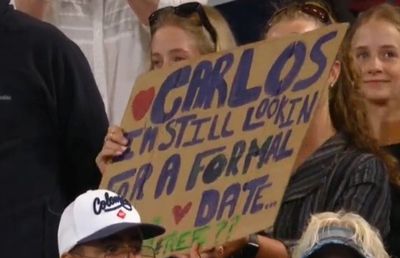 „Carlos, ești liber?” » Moment amuzant în tribunele arenei Margaret Court, în timpul duelului dintre Alcaraz și Alexander Shevchenko