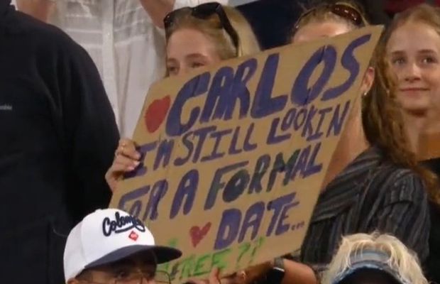 „Carlos, ești liber?” » Moment amuzant în tribunele arenei Margaret Court, în timpul duelului dintre Alcaraz și Alexander Shevchenko