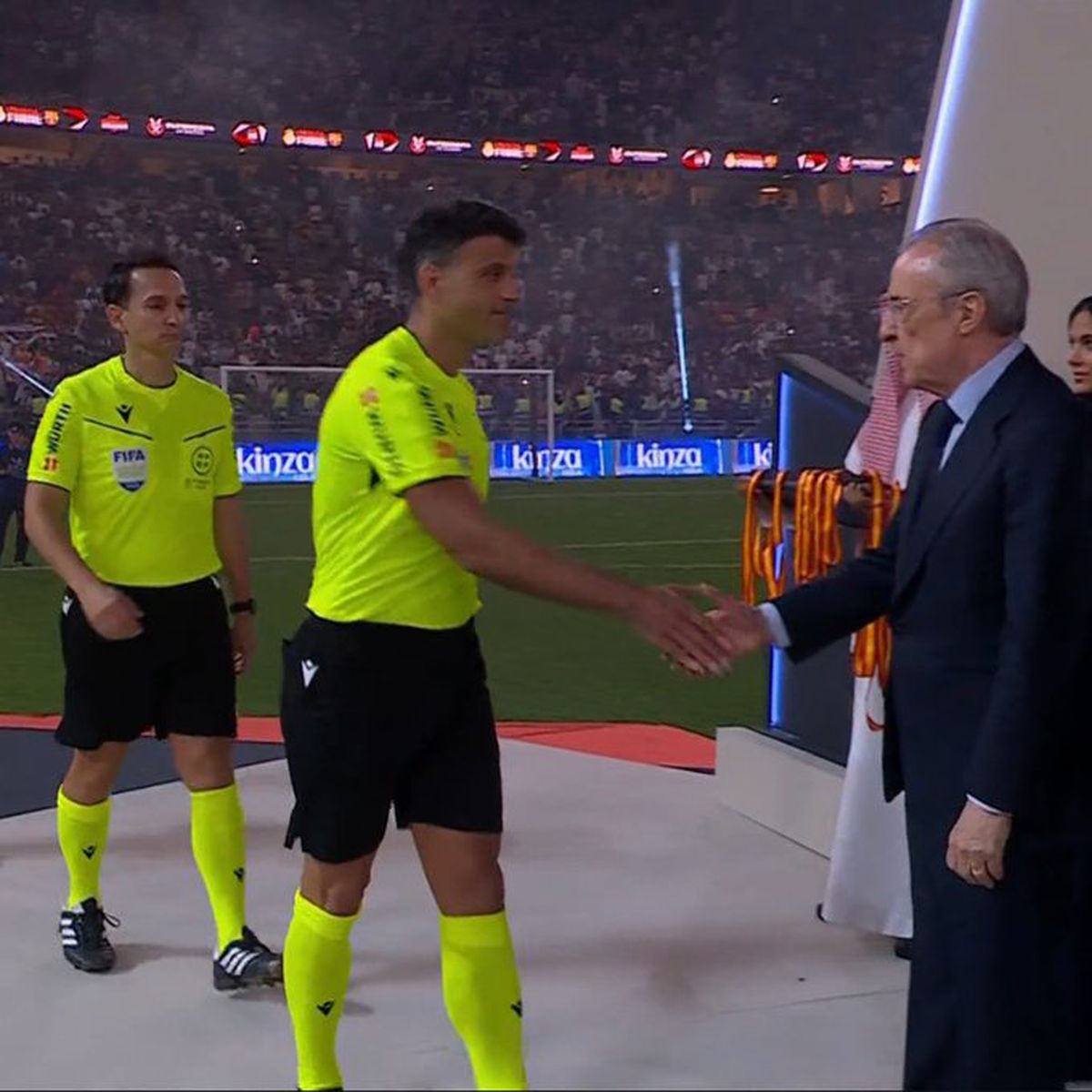 Cele mai tari imagini după El Clasico » Fotbalistul de la Barcelona care l-a făcut să râdă pe Florentino Perez + Discuție pe gazon cu Ancelotti