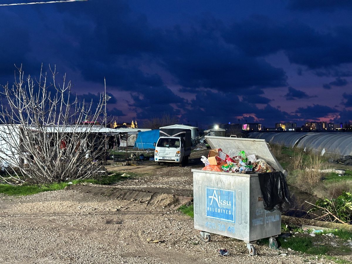 Printre gunoaie și sere abandonate » Cum arată locul unde s-a jucat ultimul amical al lui Dinamo din Turcia