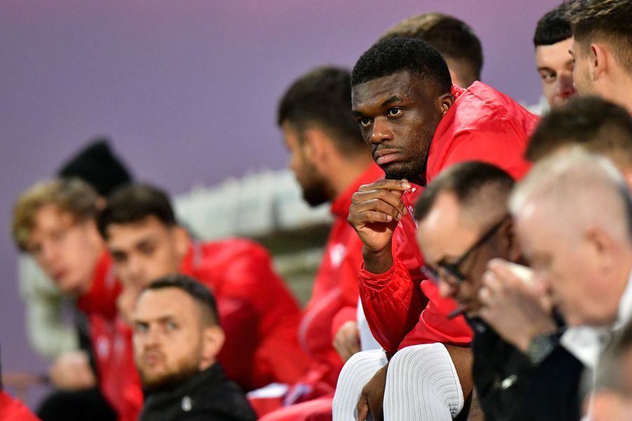 Josue Homawoo, în tribune la Dinamo - Novi Pazar/ foto Cristi Preda (GSP) Andrei Nicolescu l-a făcut praf » Fotbalistul va pleca de la Dinamo: „O manieră de amator!”