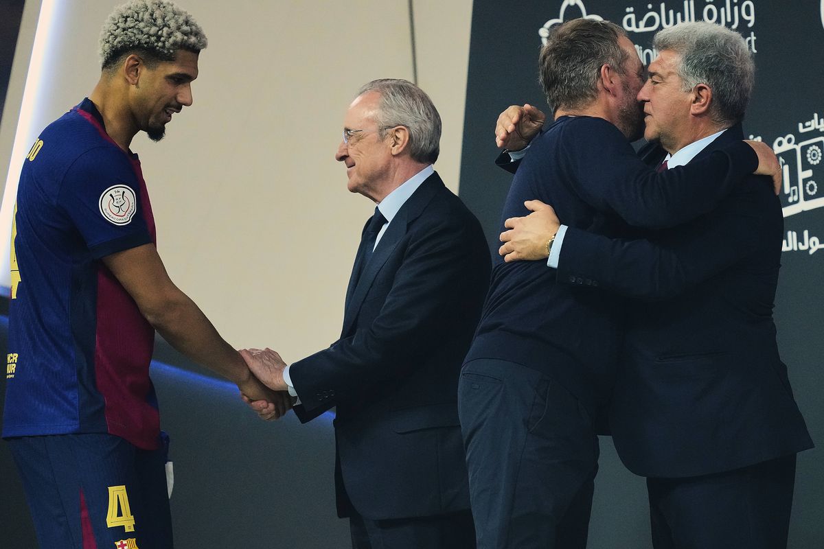 Cele mai tari imagini după El Clasico » Fotbalistul de la Barcelona care l-a făcut să râdă pe Florentino Perez + Discuție pe gazon cu Ancelotti