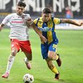 Robert Sălceanu, în duel cu Alexandru Musi, Dinamo - Petrolul // foto: Imago