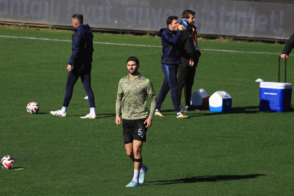 Ianis, fotbal printre soldați » 5 detalii remarcate de GSP la primul meci oficial al lui Hagi în 2026