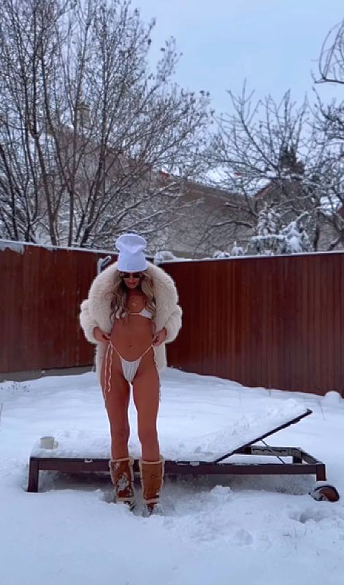 Diana Munteanu s-a filmat în costum de baie pe șezlongul acoperit de zăpadă