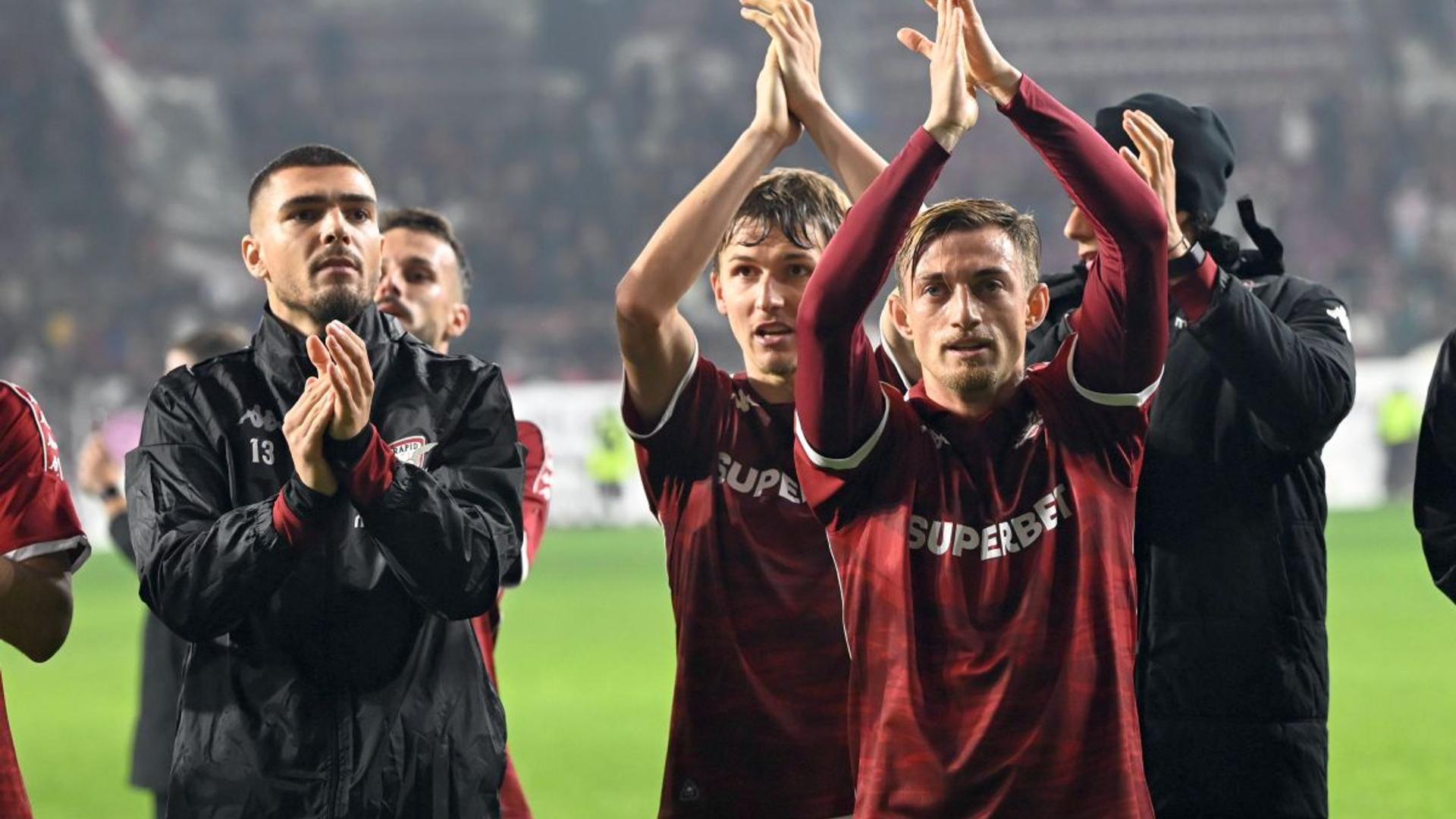 Claudiu Micovschi în tricoul FC Argeș prezentat oficial după transferul de la Rapid București, ținând mingea de fotbal în mâini | sursa foto: Gazeta Sporturilor