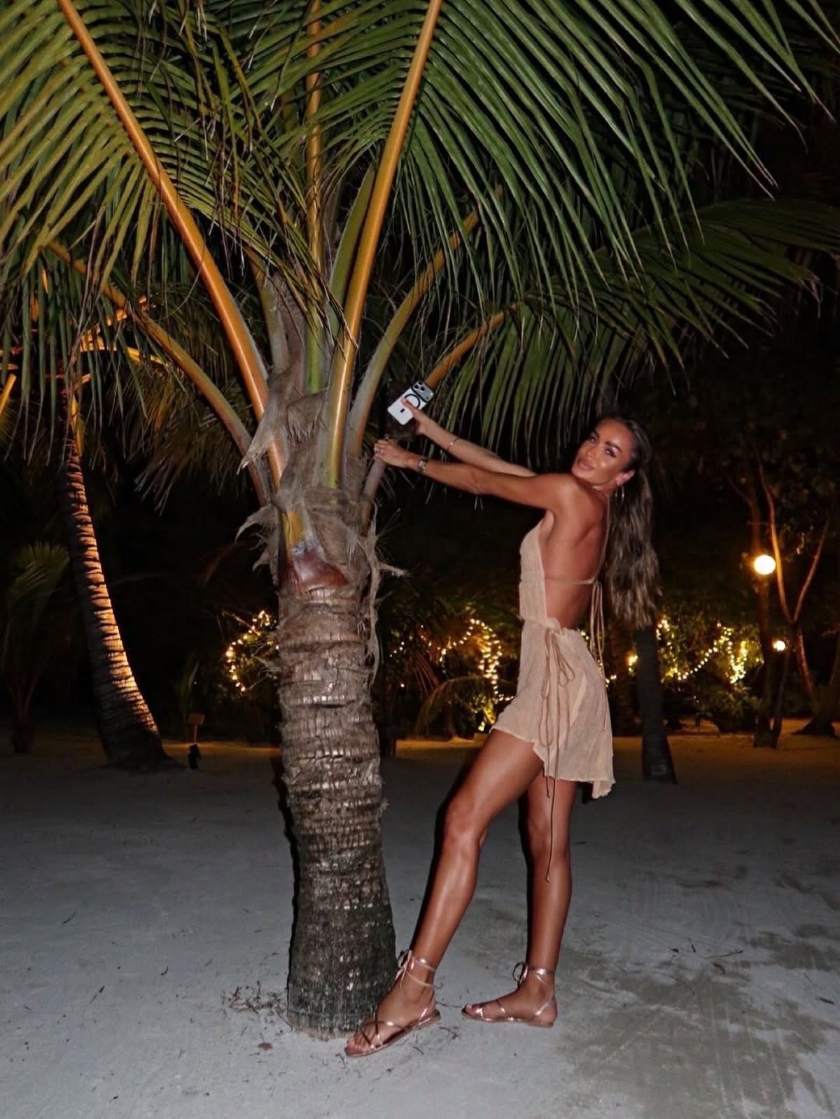 La 47 de ani, mama juniorului din Superligă a rămas în costum de baie și s-a tolănit pe șezlongul acoperit de zăpadă: „Ce zice băiatul tău?”