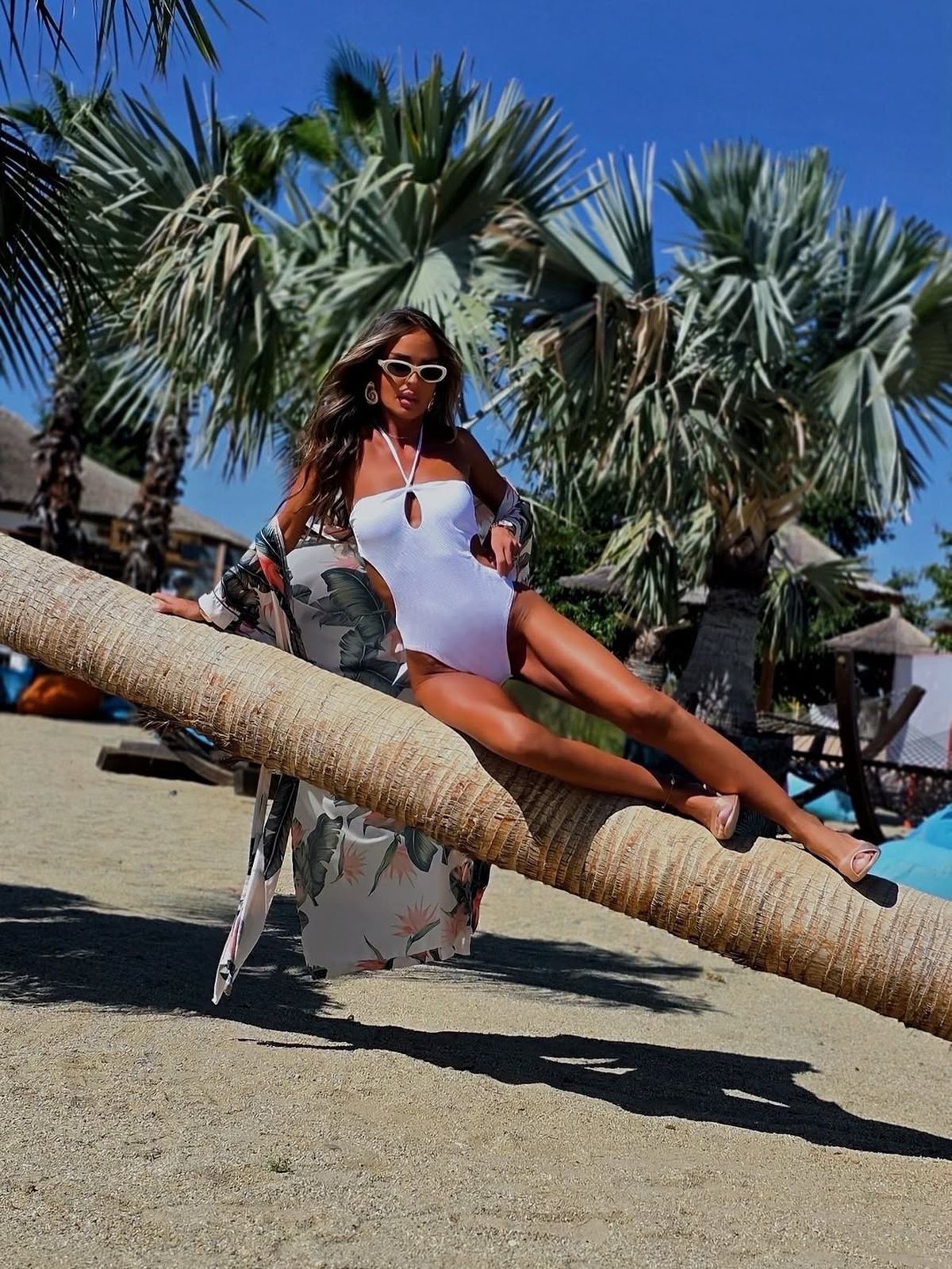 La 47 de ani, mama juniorului din Superligă a rămas în costum de baie și s-a tolănit pe șezlongul acoperit de zăpadă: „Ce zice băiatul tău?”