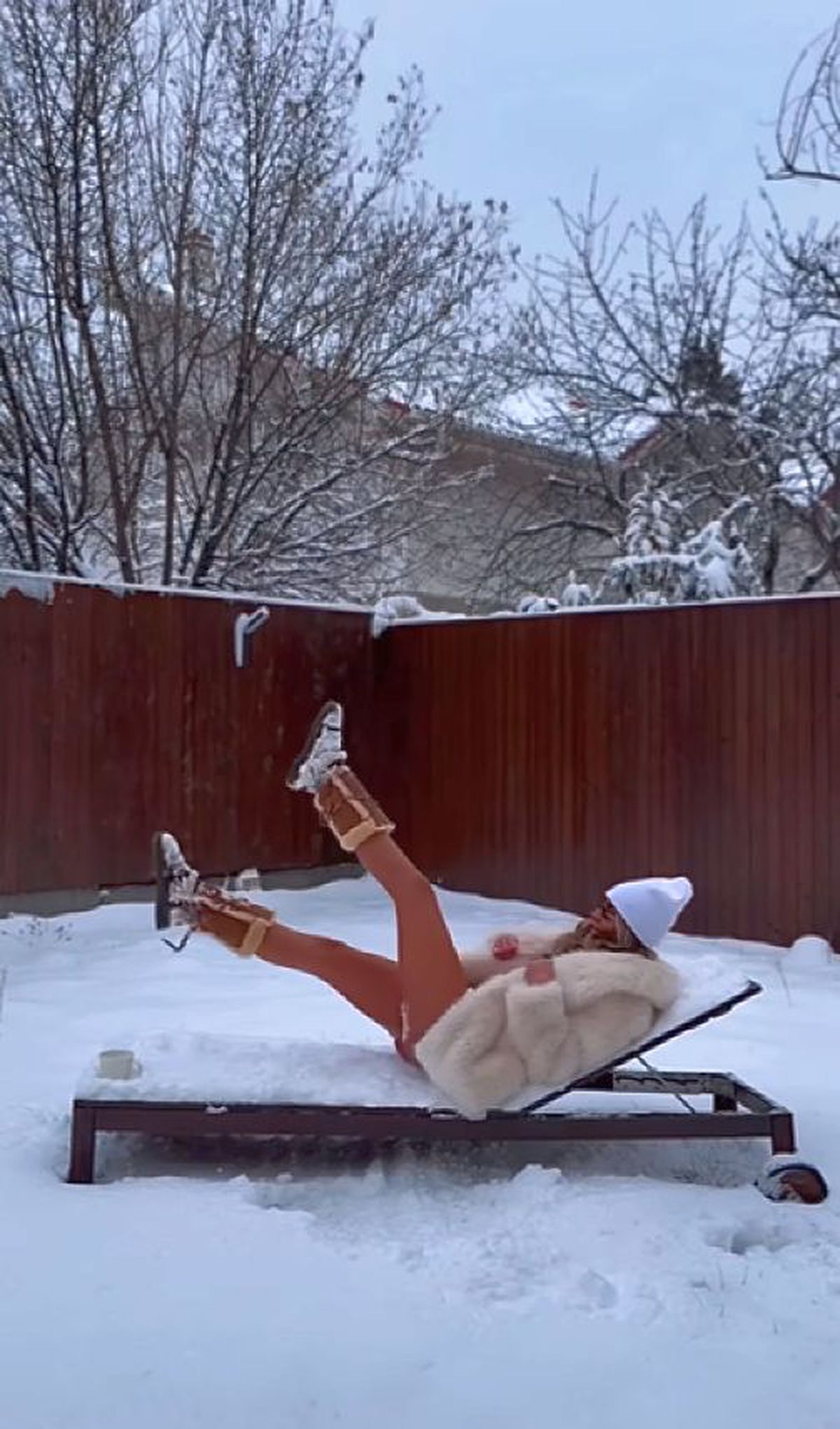 La 47 de ani, mama juniorului din Superligă a rămas în costum de baie și s-a tolănit pe șezlongul acoperit de zăpadă: „Ce zice băiatul tău?”