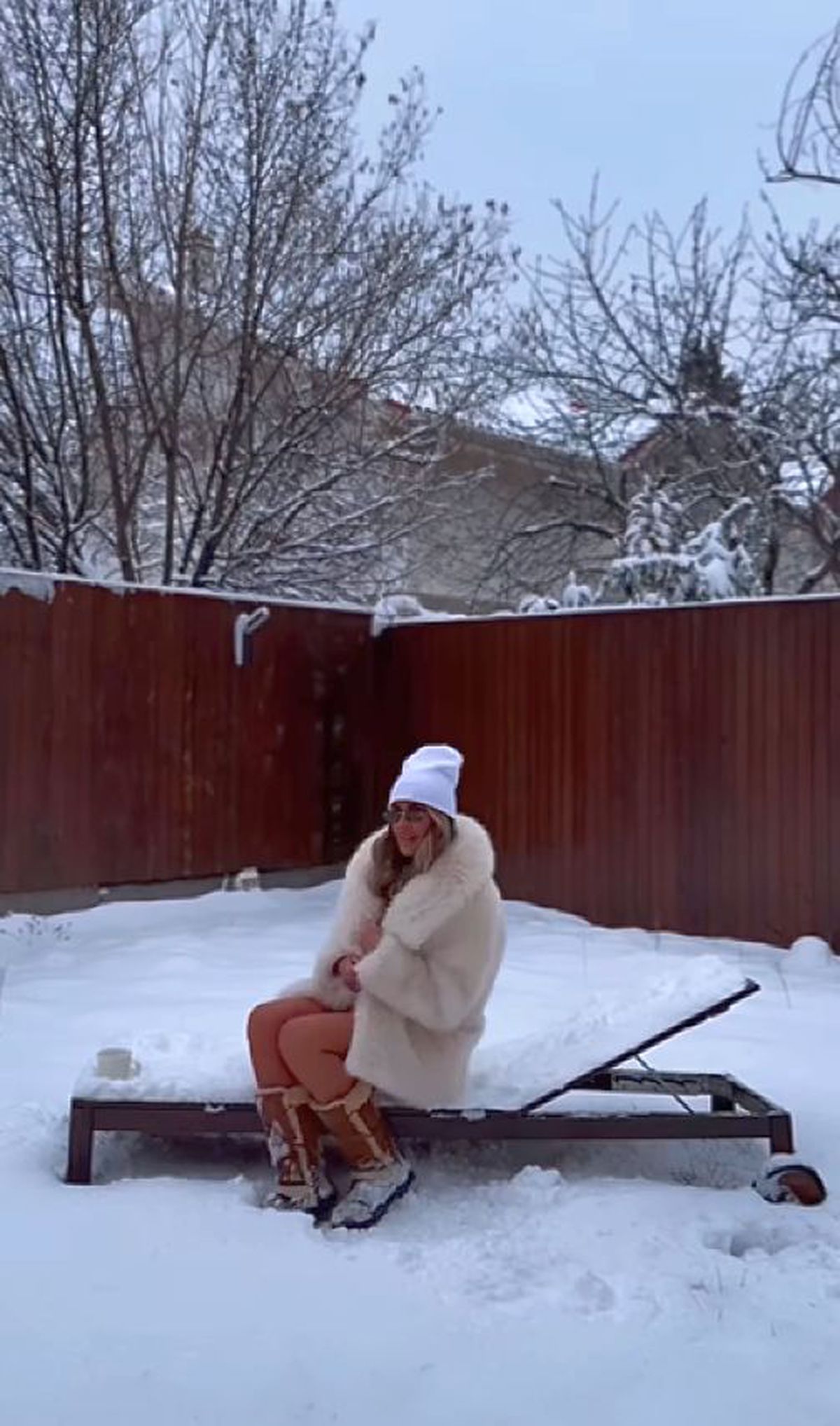 La 47 de ani, mama juniorului din Superligă a rămas în costum de baie și s-a tolănit pe șezlongul acoperit de zăpadă: „Ce zice băiatul tău?”