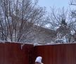 La 47 de ani, mama juniorului din Superligă a rămas în costum de baie și s-a tolănit pe șezlongul acoperit de zăpadă: „Ce zice băiatul tău?”