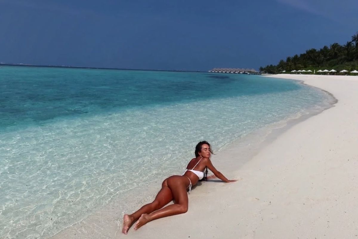 La 47 de ani, mama juniorului din Superligă a rămas în costum de baie și s-a tolănit pe șezlongul acoperit de zăpadă: „Ce zice băiatul tău?”