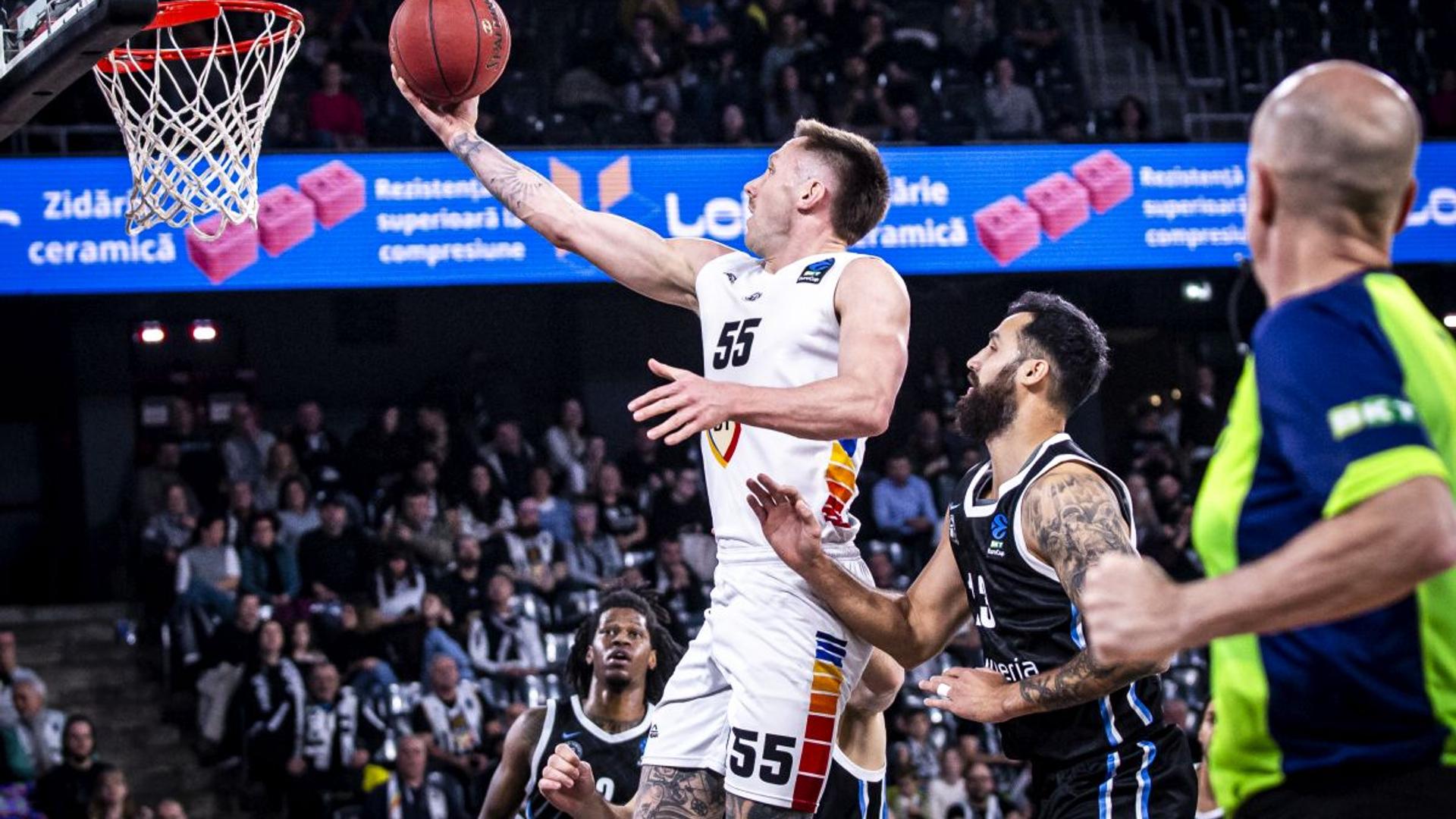 Jucători U-BT Cluj-Napoca sărbătorind victoria cu peste 100 de puncte în meciul din EuroCup, grupa A, în BTarena. | sursa foto: Gazeta Sporturilor