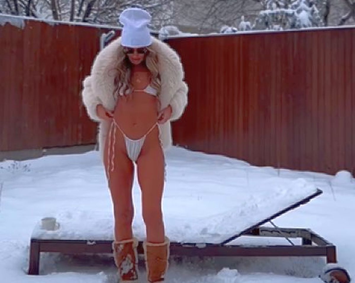 La 47 de ani, mama juniorului din Superligă a rămas în costum de baie și s-a tolănit pe șezlongul acoperit de zăpadă: „Ce zice băiatul tău?”