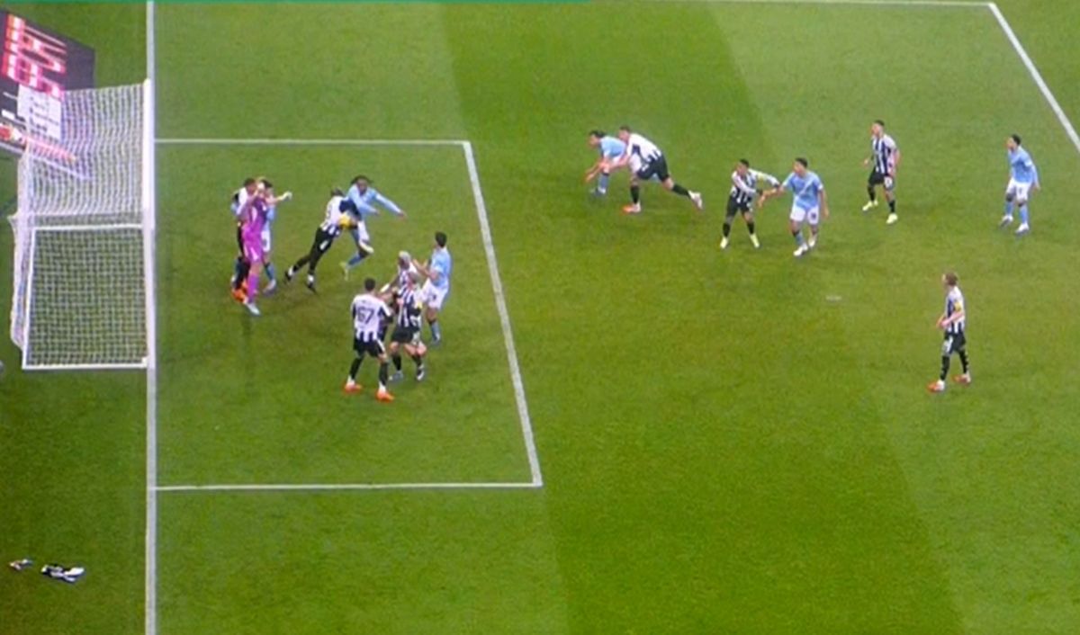 Guardiola „tună”, după faza controversată din Cupa Ligii: „Patru arbitri și VAR-ul nu au putut lua o decizie”