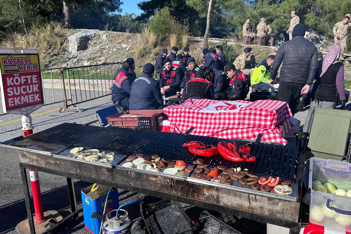 Ianis, fotbal printre soldați » 5 detalii remarcate de GSP la primul meci oficial al lui Hagi în 2026