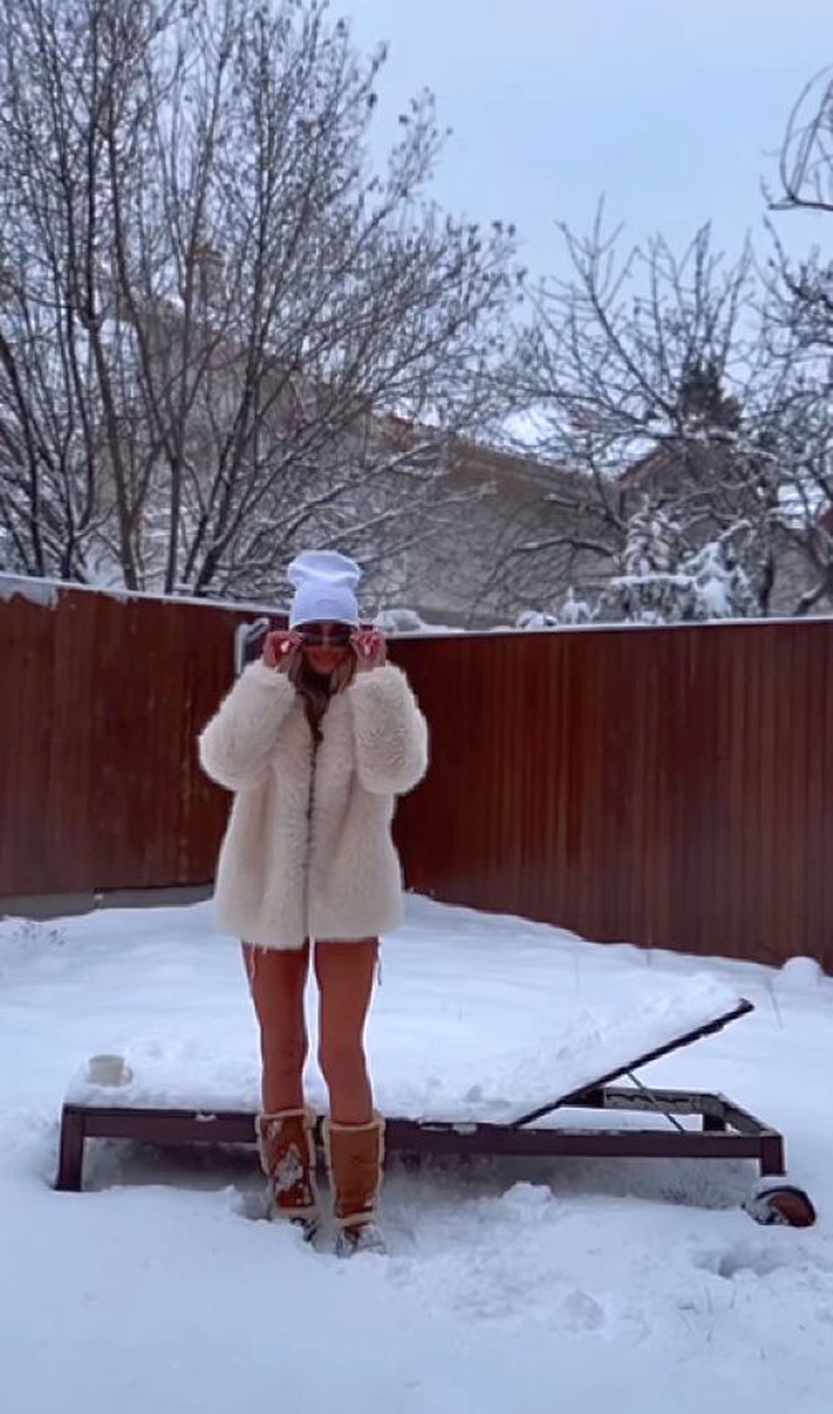 La 47 de ani, mama juniorului din Superligă a rămas în costum de baie și s-a tolănit pe șezlongul acoperit de zăpadă: „Ce zice băiatul tău?”