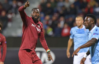 CFR CLUJ // Dan Petrescu, remarcă rasistă despre Lacina Traore: „Stătea în copac înainte să vină la CFR Cluj! Cariera lui era terminată”