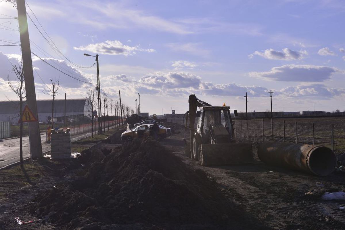 VIDEO+FOTO Imagini de pe șantierul căii ferate care leagă Otopeniul de Gara de Nord » Trenul trece peste parcarea unui hotel, două case și e la 20 de metri de patinoarul lui Țiriac!