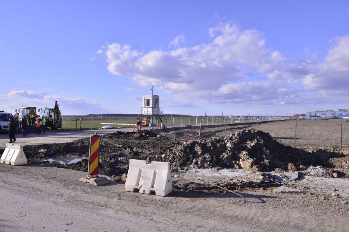 VIDEO+FOTO Imagini de pe șantierul căii ferate care leagă Otopeniul de Gara de Nord » Trenul trece peste parcarea unui hotel, două case și e la 20 de metri de patinoarul lui Țiriac!