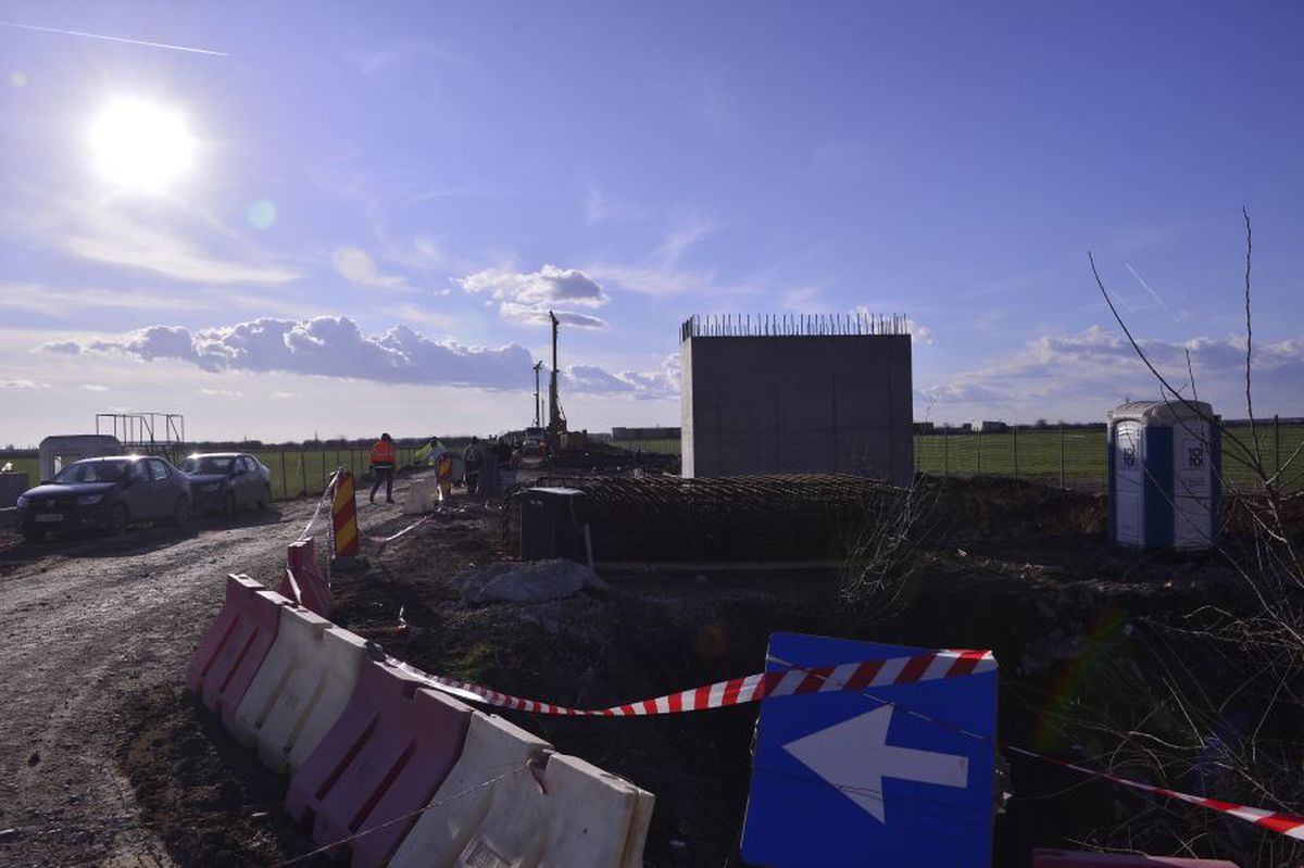 VIDEO+FOTO Imagini de pe șantierul căii ferate care leagă Otopeniul de Gara de Nord » Trenul trece peste parcarea unui hotel, două case și e la 20 de metri de patinoarul lui Țiriac!