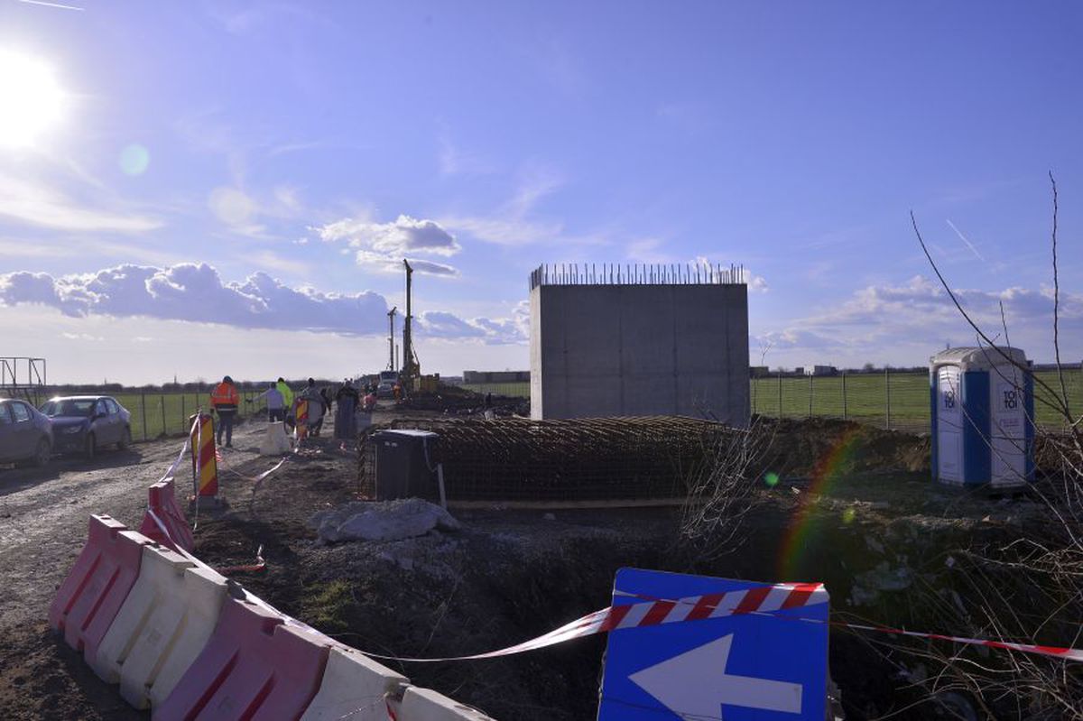 VIDEO+FOTO Imagini de pe șantierul căii ferate care leagă Otopeniul de Gara de Nord » Trenul trece peste parcarea unui hotel, două case și e la 20 de metri de patinoarul lui Țiriac!