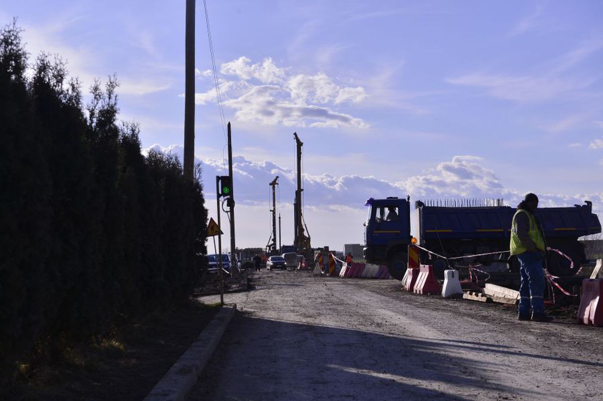 VIDEO+FOTO Imagini de pe șantierul căii ferate care leagă Otopeniul de Gara de Nord » Trenul trece peste parcarea unui hotel, două case și e la 20 de metri de patinoarul lui Țiriac!