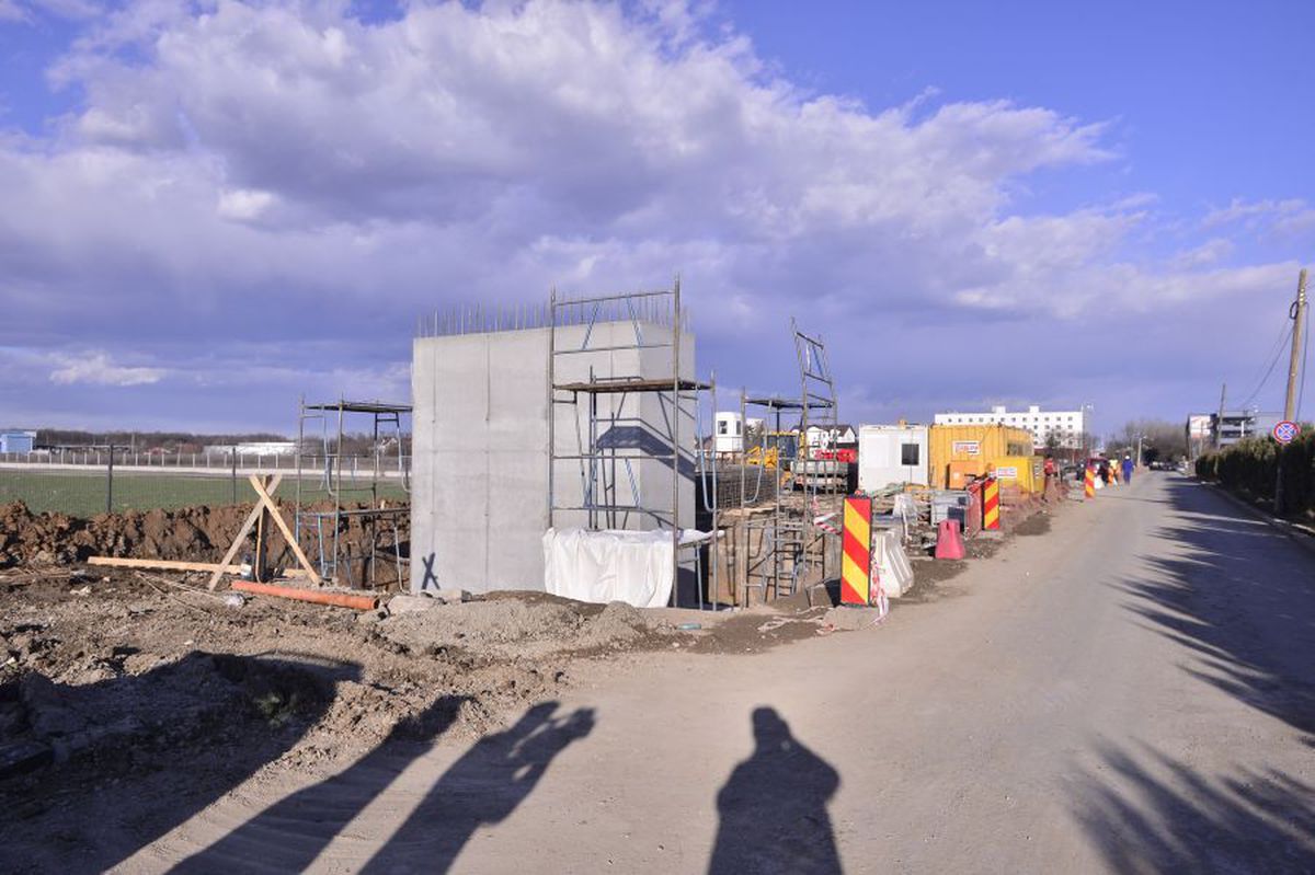 VIDEO+FOTO Imagini de pe șantierul căii ferate care leagă Otopeniul de Gara de Nord » Trenul trece peste parcarea unui hotel, două case și e la 20 de metri de patinoarul lui Țiriac!