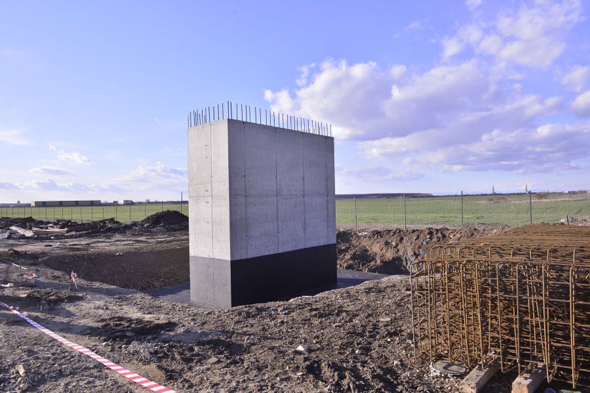 VIDEO+FOTO Imagini de pe șantierul căii ferate care leagă Otopeniul de Gara de Nord » Trenul trece peste parcarea unui hotel, două case și e la 20 de metri de patinoarul lui Țiriac!