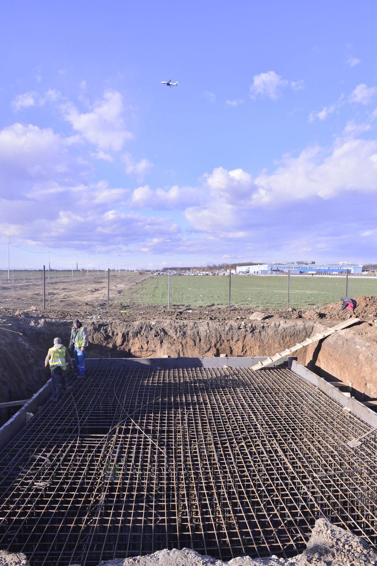 VIDEO+FOTO Imagini de pe șantierul căii ferate care leagă Otopeniul de Gara de Nord » Trenul trece peste parcarea unui hotel, două case și e la 20 de metri de patinoarul lui Țiriac!