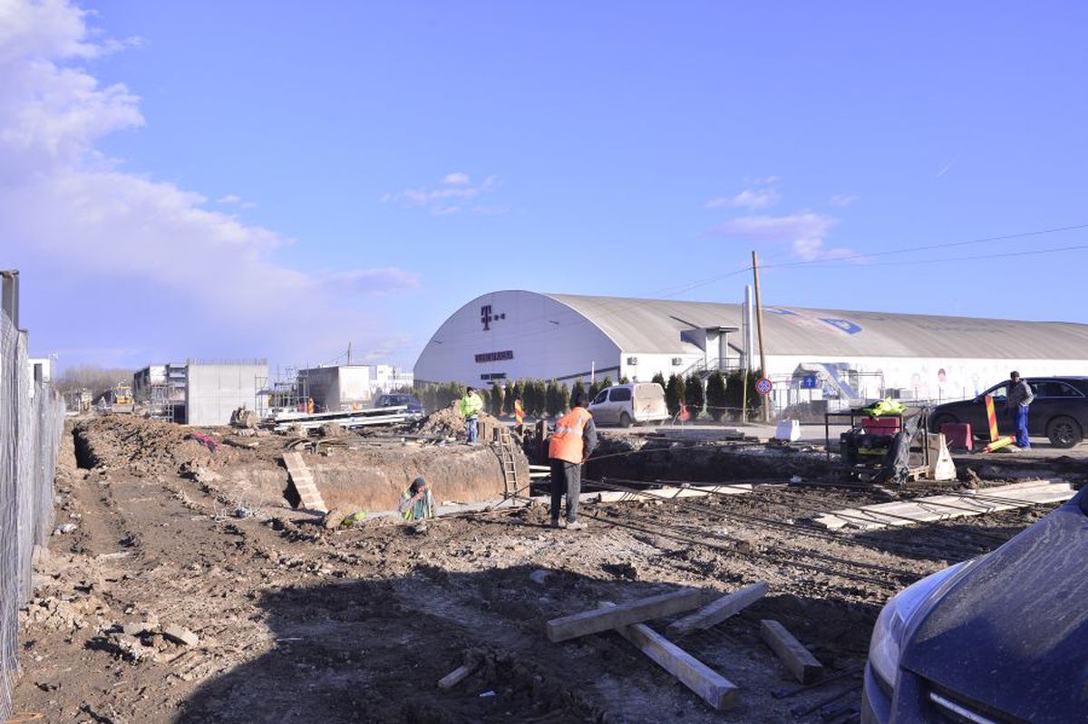 VIDEO+FOTO Imagini de pe șantierul căii ferate care leagă Otopeniul de Gara de Nord » Trenul trece peste parcarea unui hotel, două case și e la 20 de metri de patinoarul lui Țiriac!