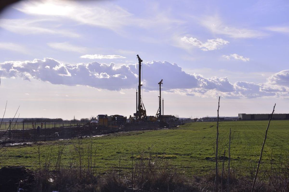 VIDEO+FOTO Imagini de pe șantierul căii ferate care leagă Otopeniul de Gara de Nord » Trenul trece peste parcarea unui hotel, două case și e la 20 de metri de patinoarul lui Țiriac!