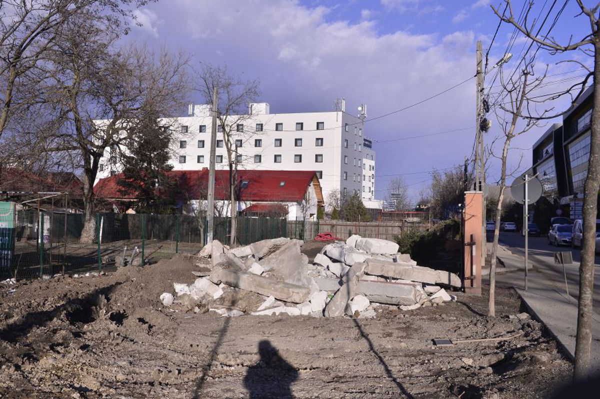 VIDEO+FOTO Imagini de pe șantierul căii ferate care leagă Otopeniul de Gara de Nord » Trenul trece peste parcarea unui hotel, două case și e la 20 de metri de patinoarul lui Țiriac!