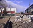 VIDEO+FOTO Imagini de pe șantierul căii ferate care leagă Otopeniul de Gara de Nord » Trenul trece peste parcarea unui hotel, două case și e la 20 de metri de patinoarul lui Țiriac!